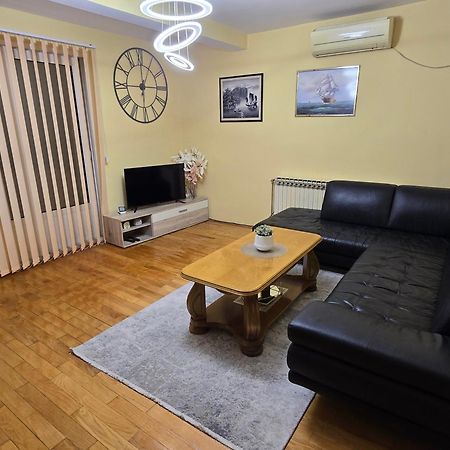 Family Apartment-Dilorena Bar Bagian luar foto
