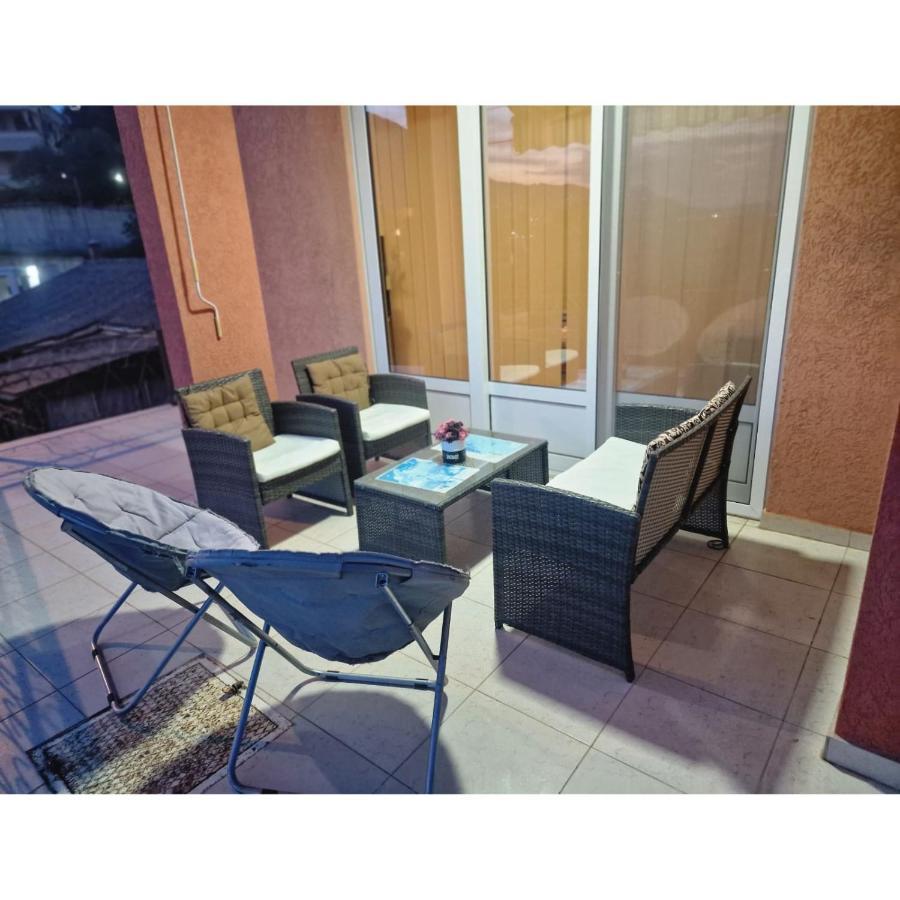Family Apartment-Dilorena Bar Bagian luar foto